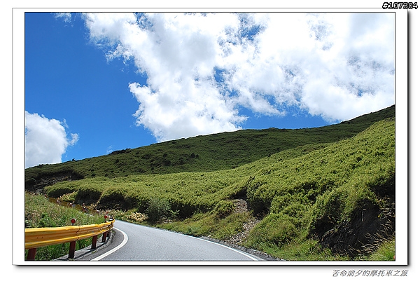 苦命前夕的摩托車之旅最終回---蔚藍天空佐抹茶山丘