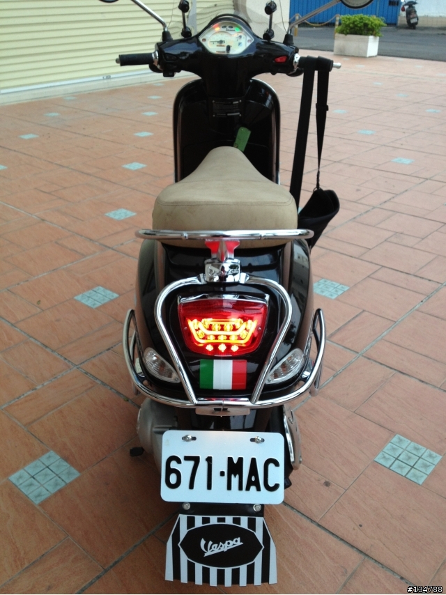 今天終於心血來潮洗車後來拍個開箱照!! Vespa 150ie