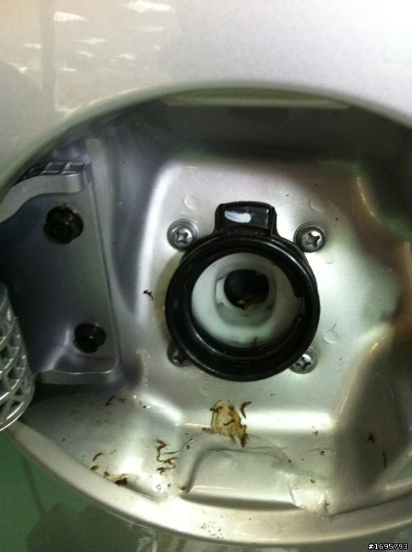 IX35油箱被撬開 灌水 塞菸頭 輪胎洩氣 車頂鑽洞