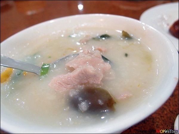 台中-金寶茶餐廳。平價好吃&霸氣凍檸茶