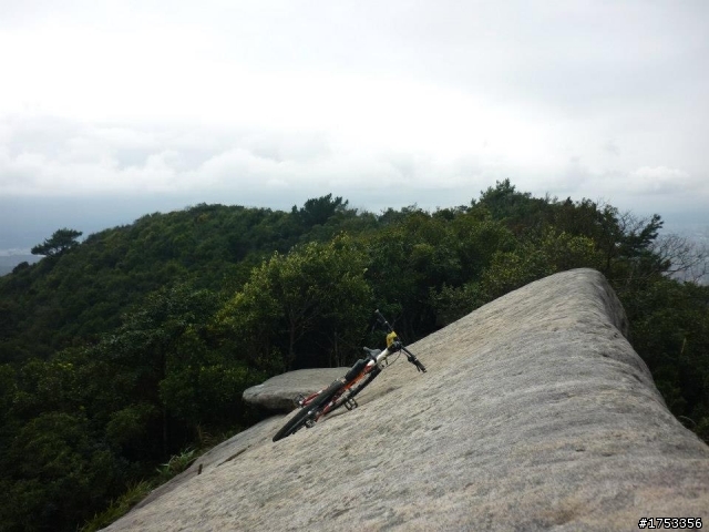 龍船岩上騎單車