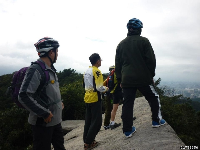 龍船岩上騎單車