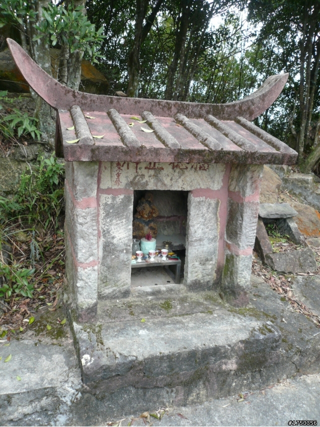 龍船岩上騎單車