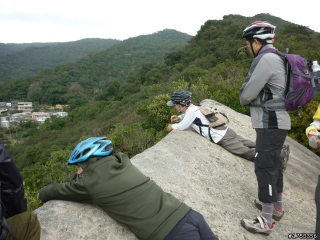 龍船岩上騎單車