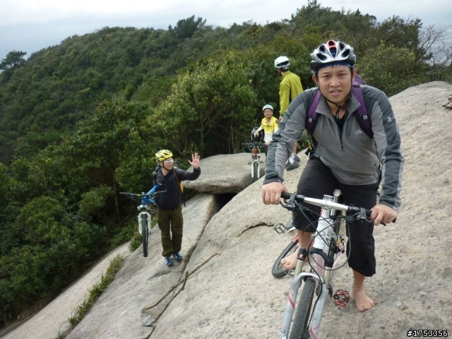 龍船岩上騎單車