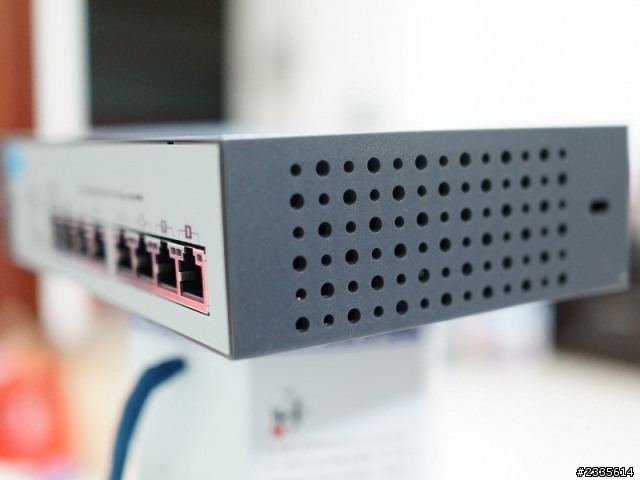 為了玩 link aggregation(LACP), 幫 DS1812+ 買的 HP 1810-8G(J9802A) V2 Switch...