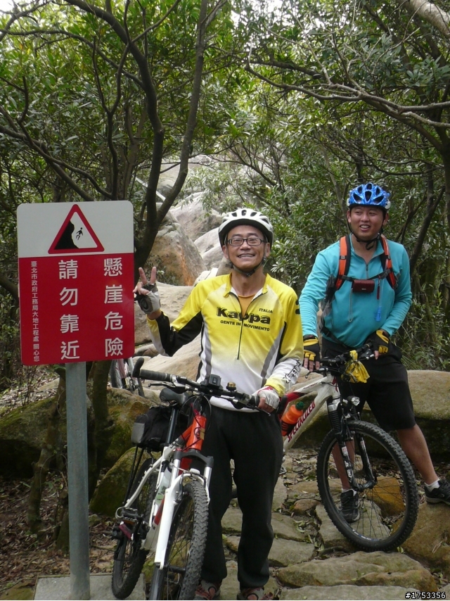 龍船岩上騎單車
