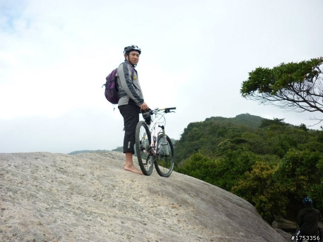 龍船岩上騎單車