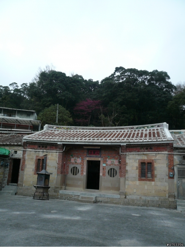 龍船岩上騎單車