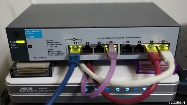 為了玩 link aggregation(LACP), 幫 DS1812+ 買的 HP 1810-8G(J9802A) V2 Switch...