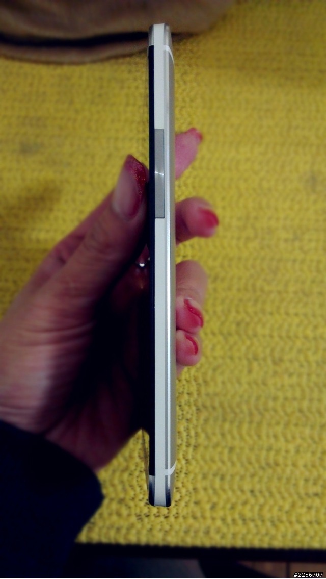 誰說女生不愛金屬..本姑娘就愛死了...HTC ONE開箱
