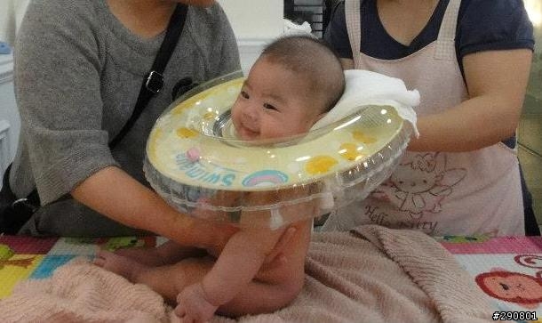 寶寶4個月不收涎 我們游泳去