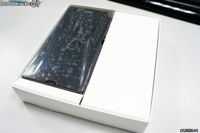 XPERIA Z 黑色+底座不專業開箱!!!!!