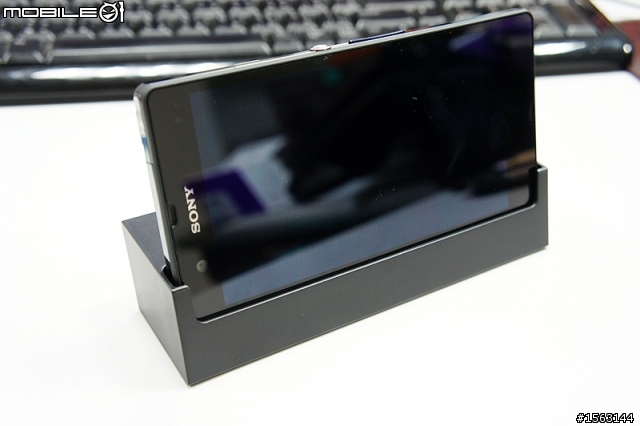 XPERIA Z 黑色+底座不專業開箱!!!!!