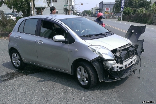 紙糊的Yaris,汽車跟機車擦撞,機車沒事汽車掛彩XD