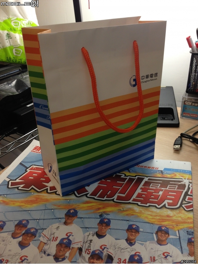 HTC ONE 入手小開箱~(圖多)