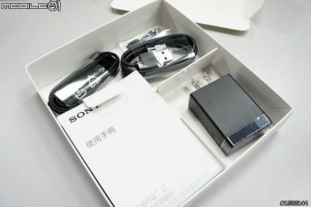 XPERIA Z 黑色+底座不專業開箱!!!!!