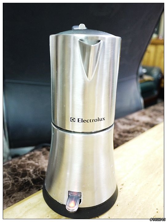懶人必備--Electrolux伊萊克斯MCM100T電動摩卡壺