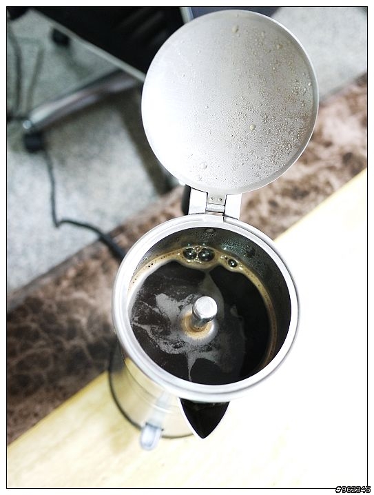 懶人必備--Electrolux伊萊克斯MCM100T電動摩卡壺