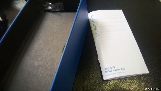 【開箱】Lumia 720 入手 >口<