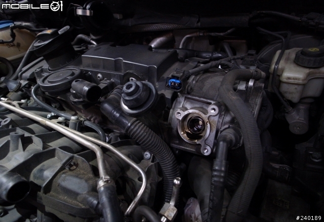 (分享)GOLF V GTI 12萬定保之節氣門,岐管,汽門及燃燒室清洗