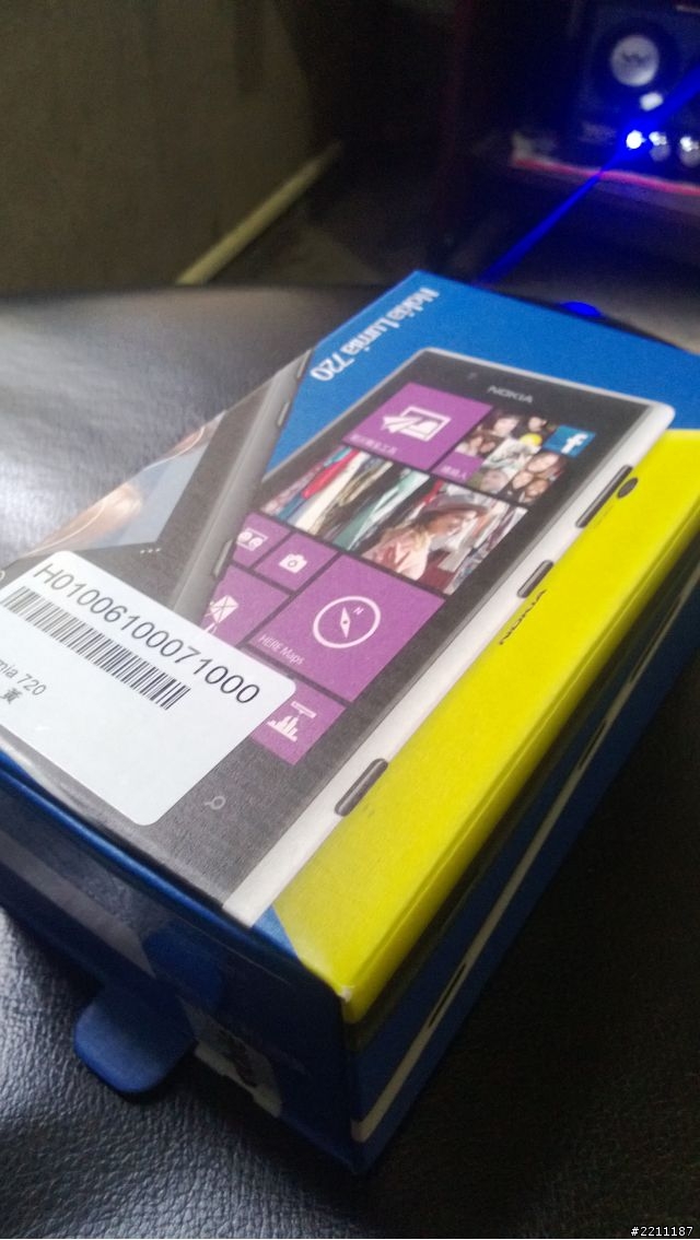 【開箱】Lumia 720 入手 >口<
