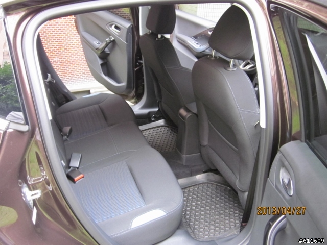 大獅生小獅,Peugeot 208 1.6 五門汽油開箱(櫻桃棕)