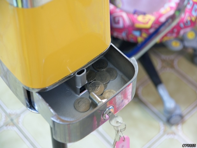 >簡易開箱< 小公主的新玩具..古早投幣式糖果機