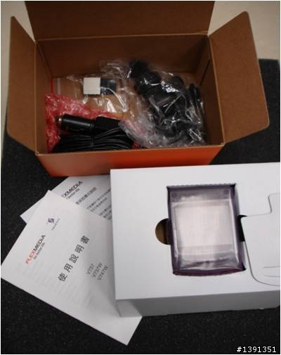 極不專業開箱文:群華電子2013年五月最新產品v747收到囉!