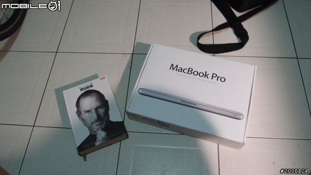 阿呆首發 開箱文-我在段考前一天咬一口蘋果MBP 13inch