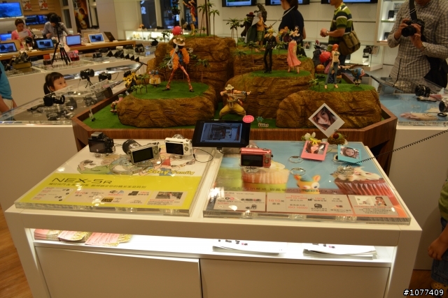 SONY42W800A跟40HX750最後比較 這周末將決定購入的機種 (附上西門町SONY直營店內部照片)