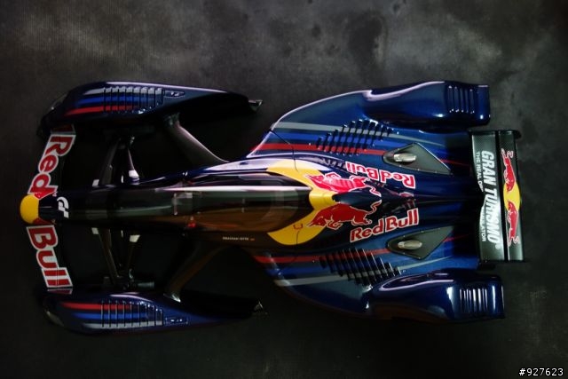 【開箱】人生的第一台車AUTOart 1/18 RED BULL X2010 SEBASTIAN VETTEL