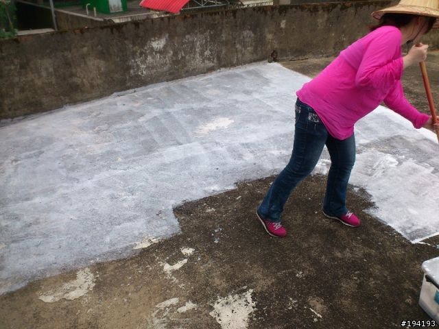 40年老厝屋頂防水DIY-使用得利倍剋漏