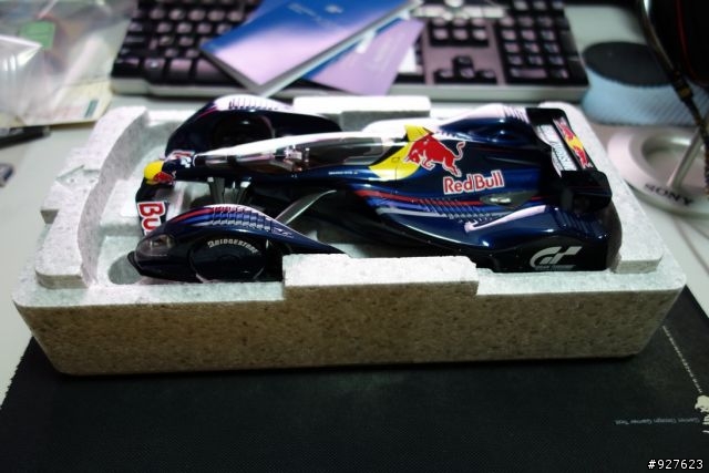 【開箱】人生的第一台車AUTOart 1/18 RED BULL X2010 SEBASTIAN VETTEL