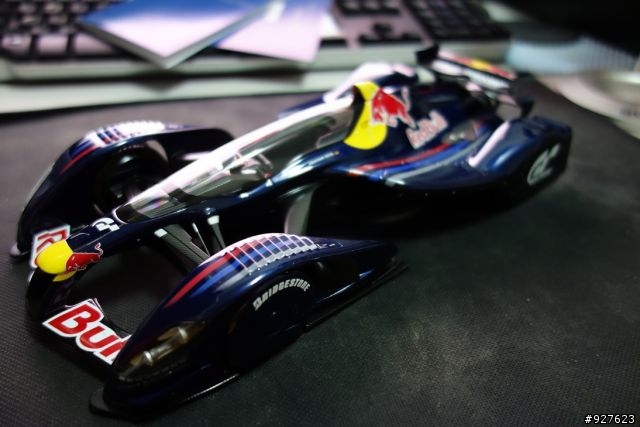【開箱】人生的第一台車AUTOart 1/18 RED BULL X2010 SEBASTIAN VETTEL