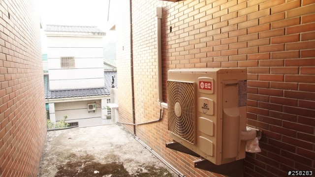 家裡裝了三台日立頂級機種,室溫29度開了三個小時最低只達25度,這正常嗎?7/02更新在一樓底下