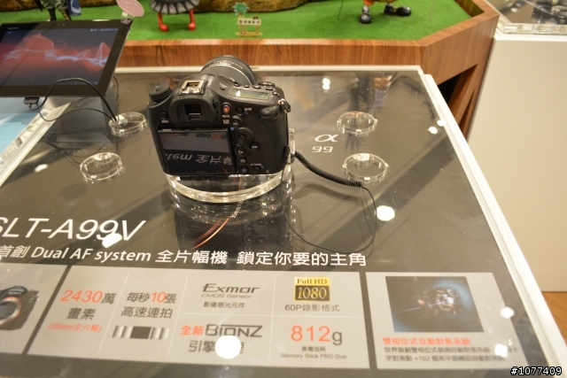SONY42W800A跟40HX750最後比較 這周末將決定購入的機種 (附上西門町SONY直營店內部照片)