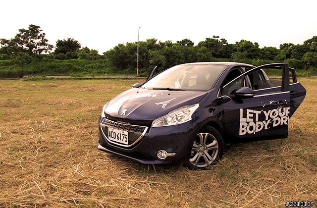 穿梭過水泥叢林,我們在草地上哼著歌「參加PEUGEOT 208試駕活動」