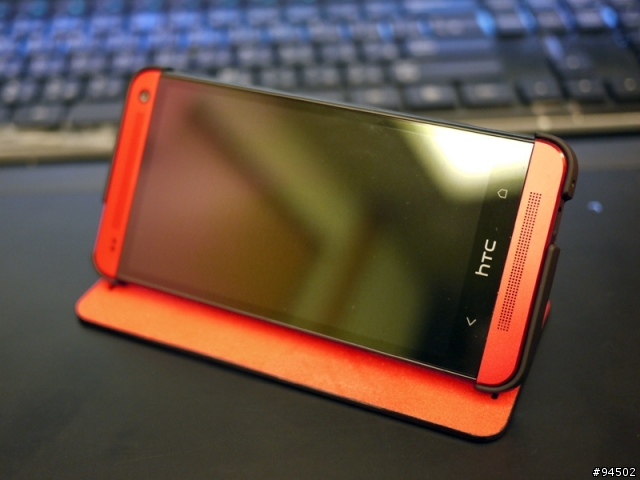 HTC New one 紅妞 + 原廠硬殼側翻保護殼分享~