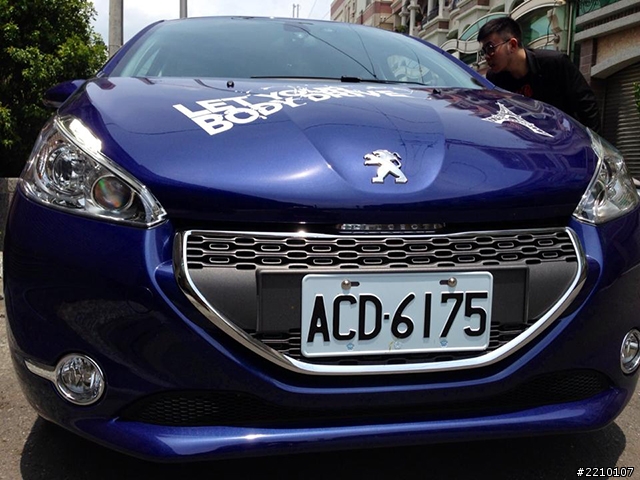 穿梭過水泥叢林,我們在草地上哼著歌「參加PEUGEOT 208試駕活動」