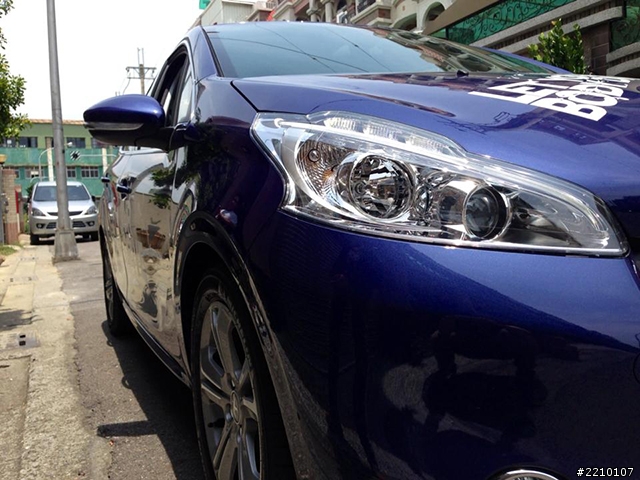 穿梭過水泥叢林,我們在草地上哼著歌「參加PEUGEOT 208試駕活動」