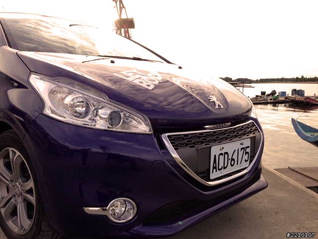 穿梭過水泥叢林,我們在草地上哼著歌「參加PEUGEOT 208試駕活動」