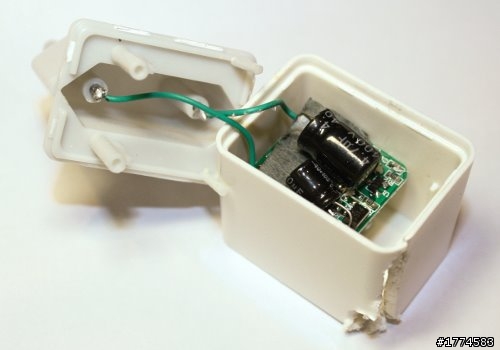 IT之家(www.ithome.com):拆解:致命的山寨iPhone充電器