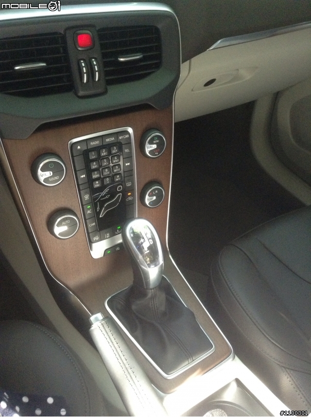 說好的開箱呢 Volvo V40