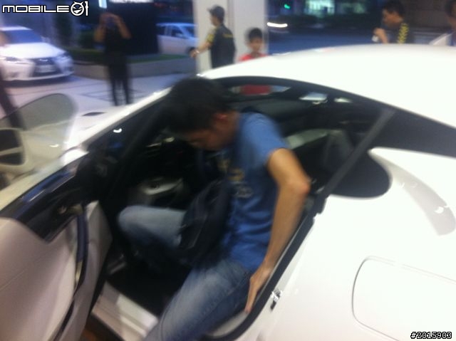 LEXUS南台中旗艦展示中心 錄到 LFA 卸車過程~! (圖+影)