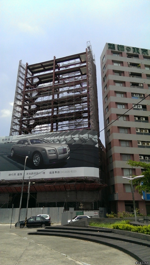 這算是超級大違建吧?