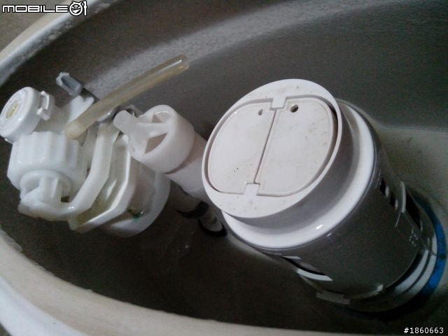 我家馬桶一直漏水!但"內部結構"我以前沒看過!像外星人基地~~