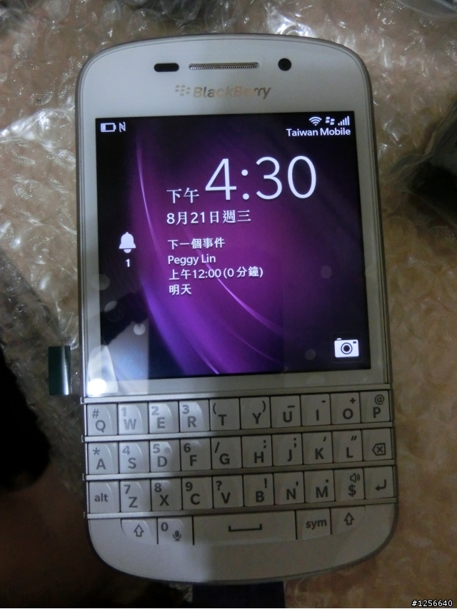 在Expansys買的 Blackberry Q10 White 白色 開箱
