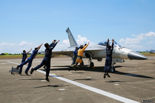參觀空軍機場飛官送帽子