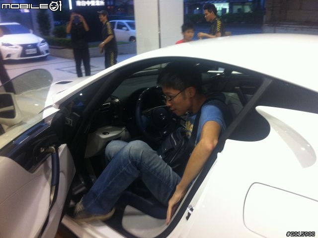 LEXUS南台中旗艦展示中心 錄到 LFA 卸車過程~! (圖+影)